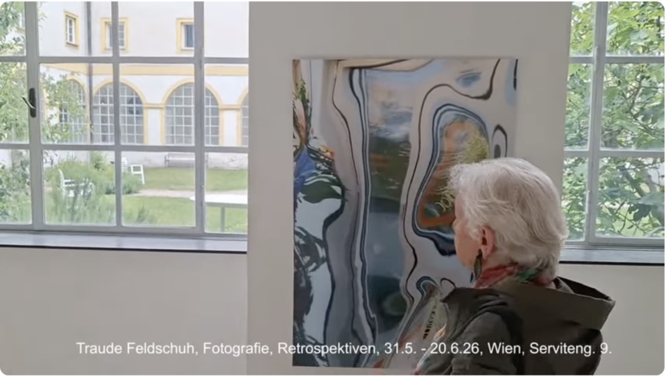 Irmgard Klammer begleitet Traude Feldschuh durch die Ausstellung „Kunst im Kreuzgang“ in 1090 Wien, Servitenkloster.